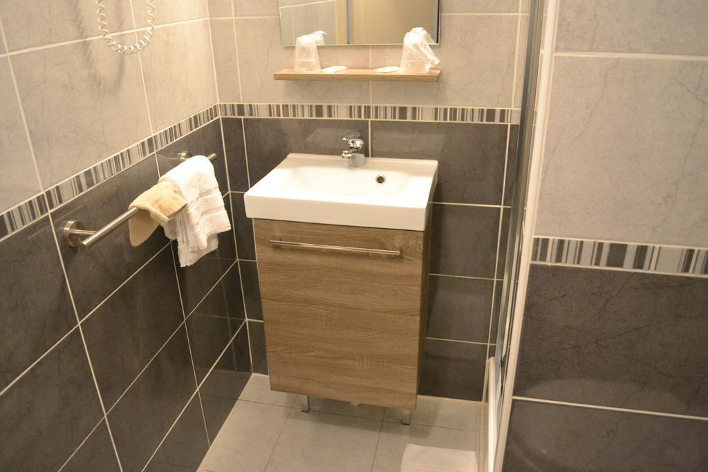 Logis-Hotel & Restaurant Le Carnot Bolbec Ruang foto