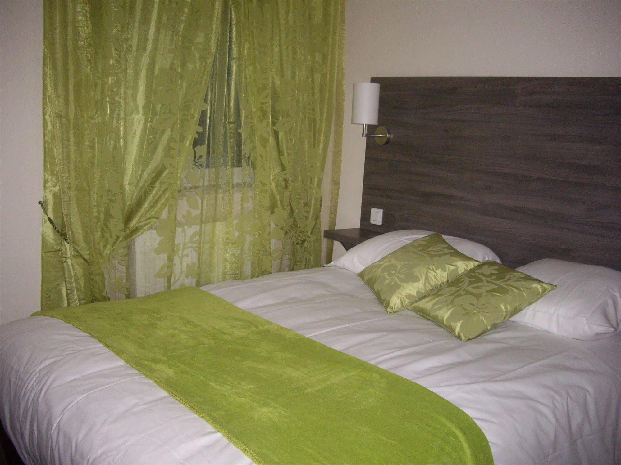 Logis-Hotel & Restaurant Le Carnot Bolbec Bagian luar foto