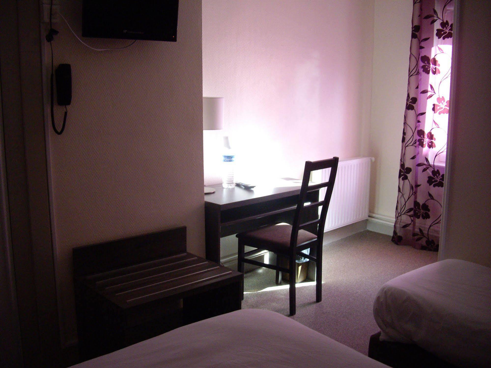 Logis-Hotel & Restaurant Le Carnot Bolbec Bagian luar foto